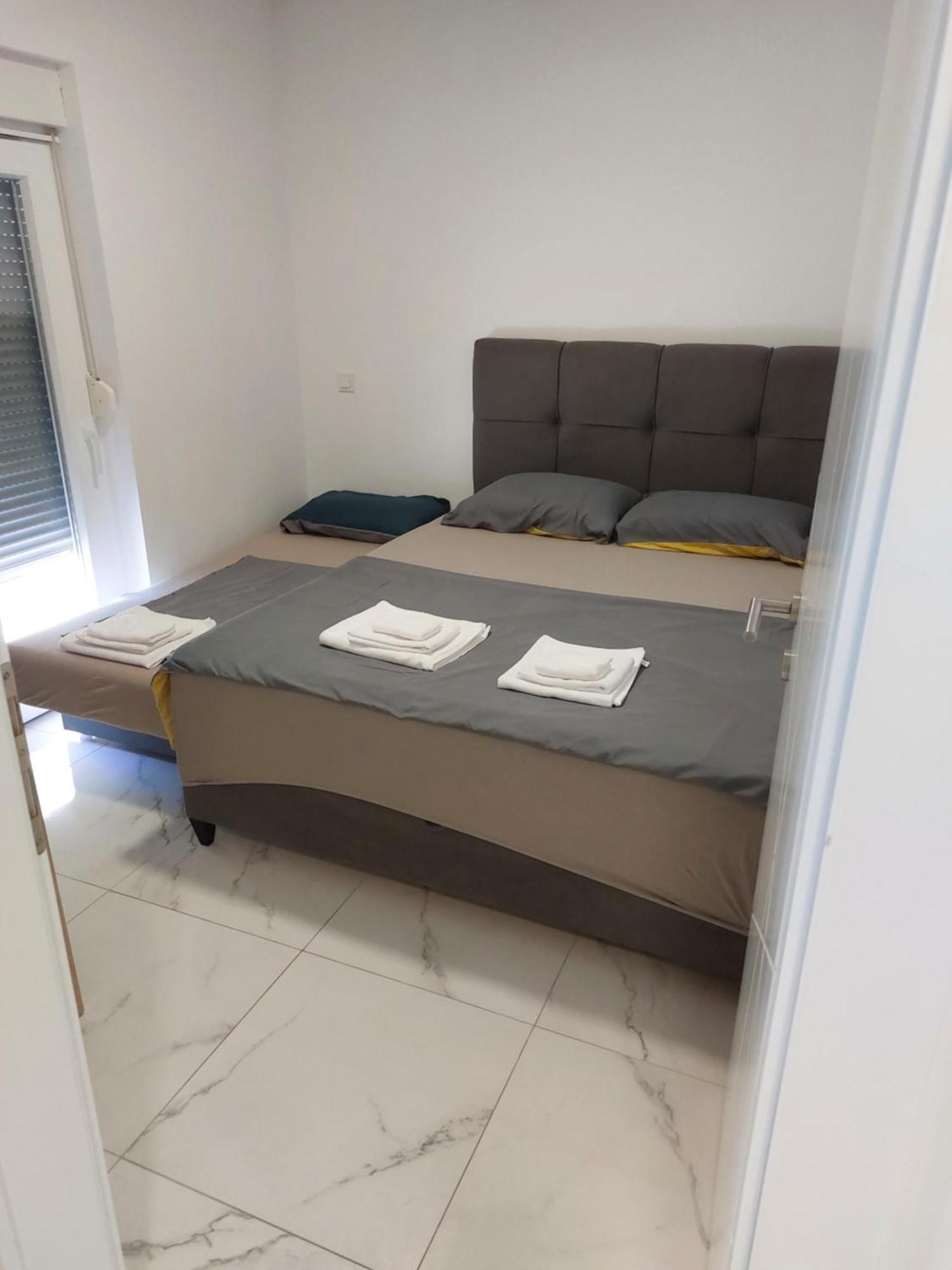 Apartmani Anastasia With Pool, Novalja Exterior foto