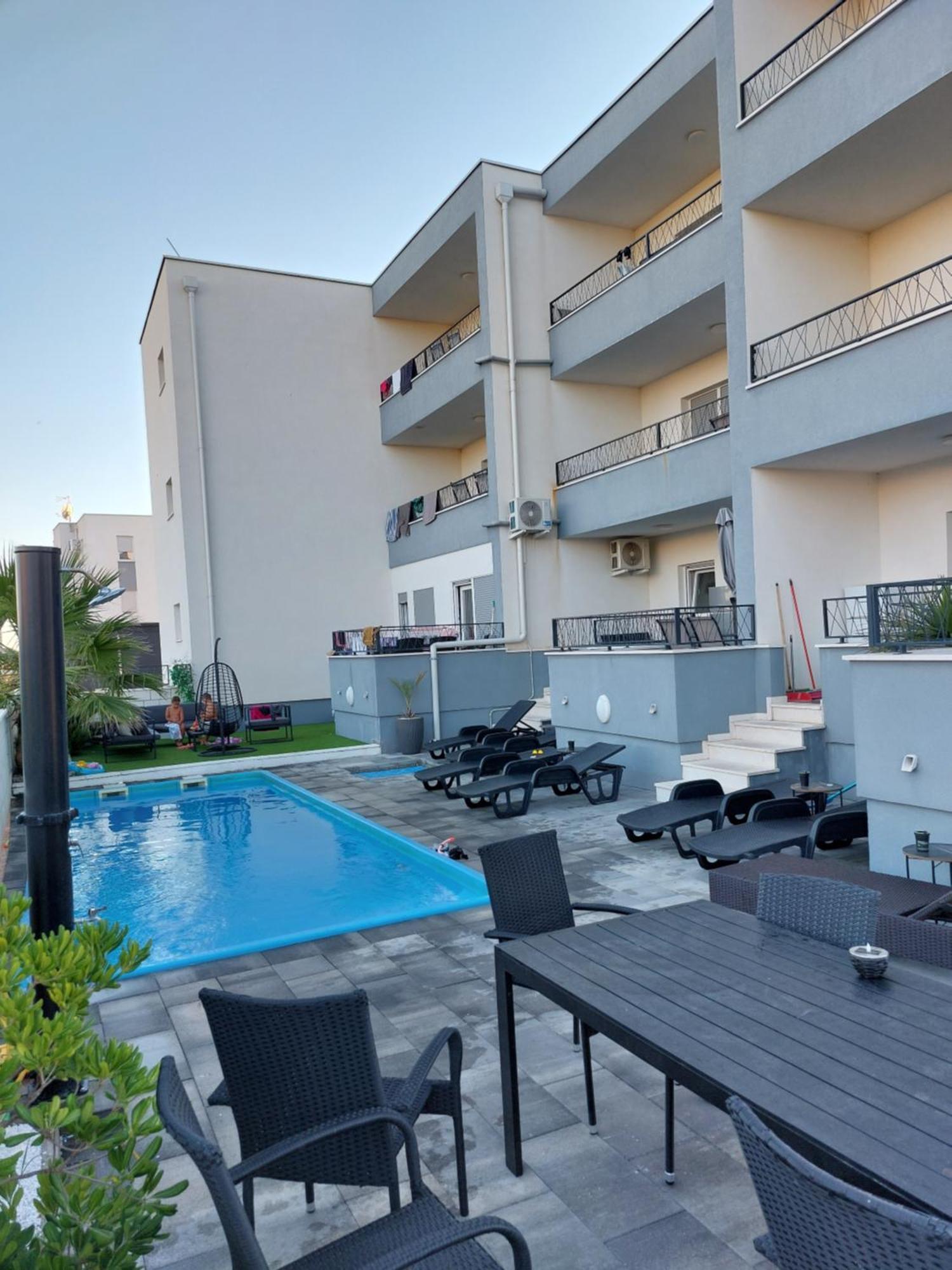 Apartmani Anastasia With Pool, Novalja Exterior foto